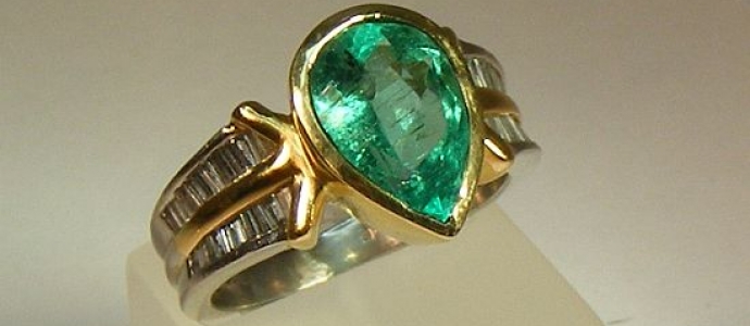 antique ring with emerald and diamonds